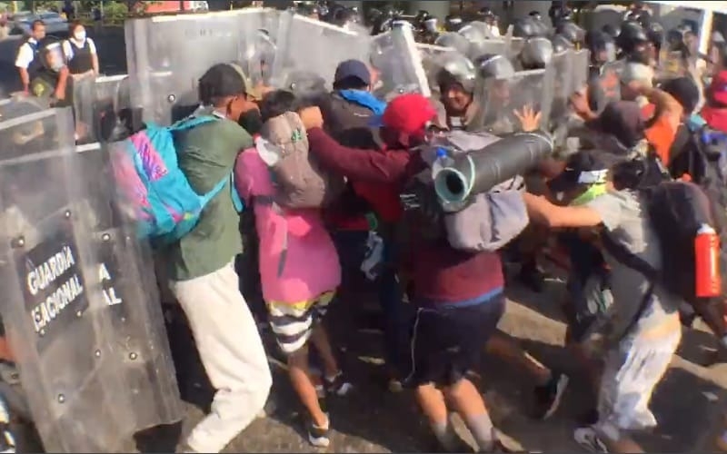 Se registra enfrentamiento entre migrantes y la Guardia Nacional en Chiapas: VIDEO
