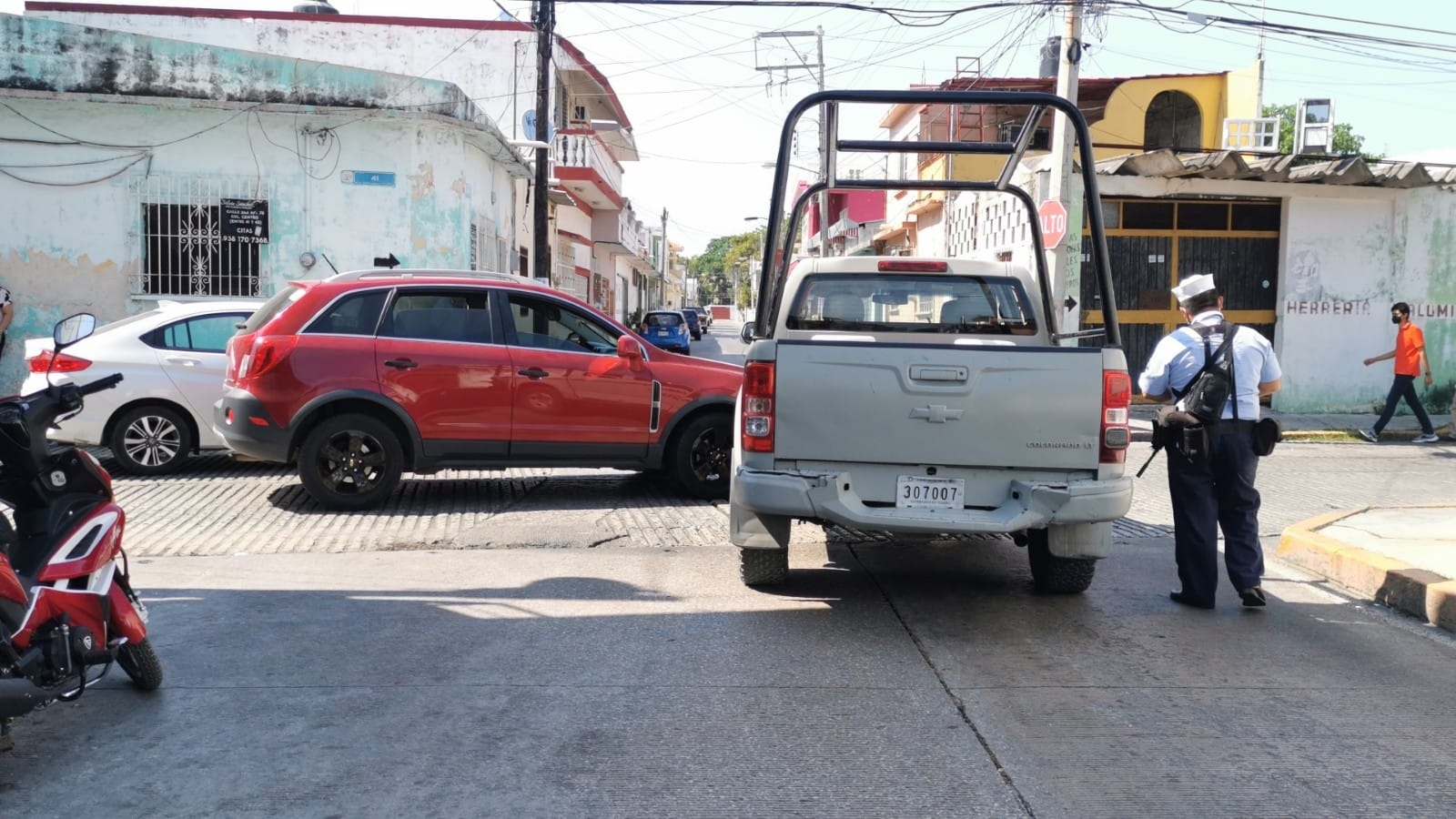 Conductora choca contra una camioneta de la Marina en Ciudad del Carmen