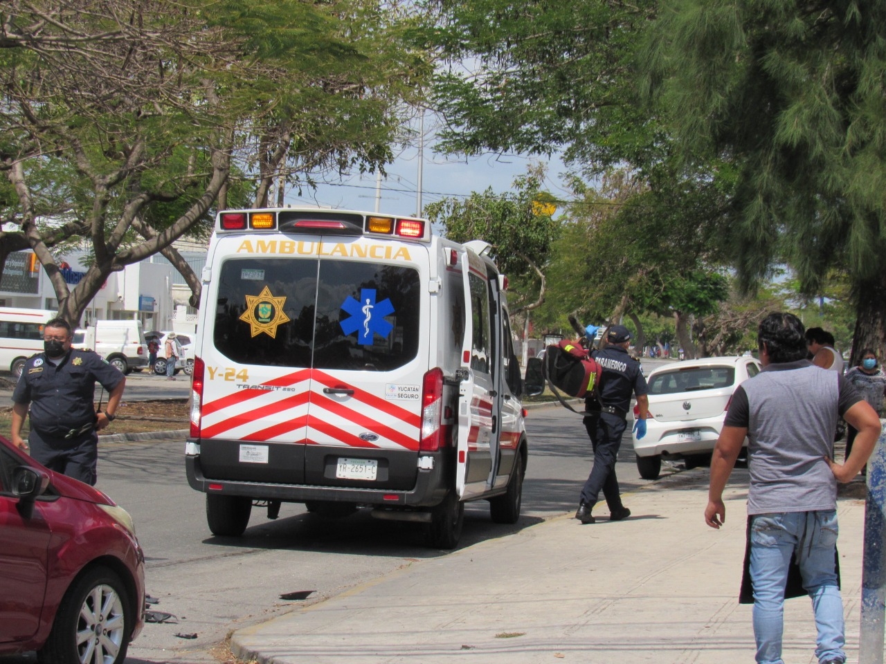 Accidente en Mérida: Mujer choca en la avenida Itzáes y afectado le reclama