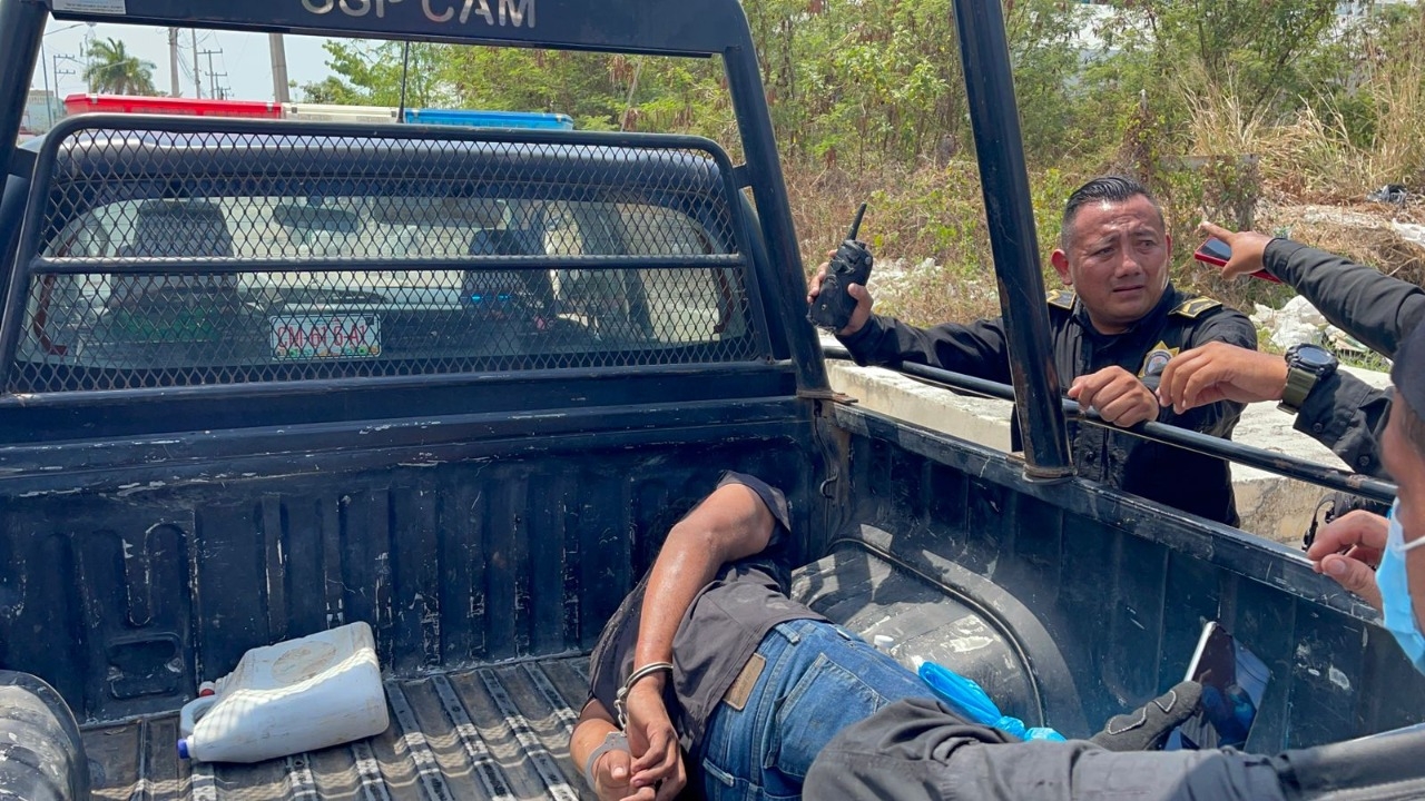 Sorprenden a ladrón en el techo de un casa en Campeche; lo capturan luego de la persecución