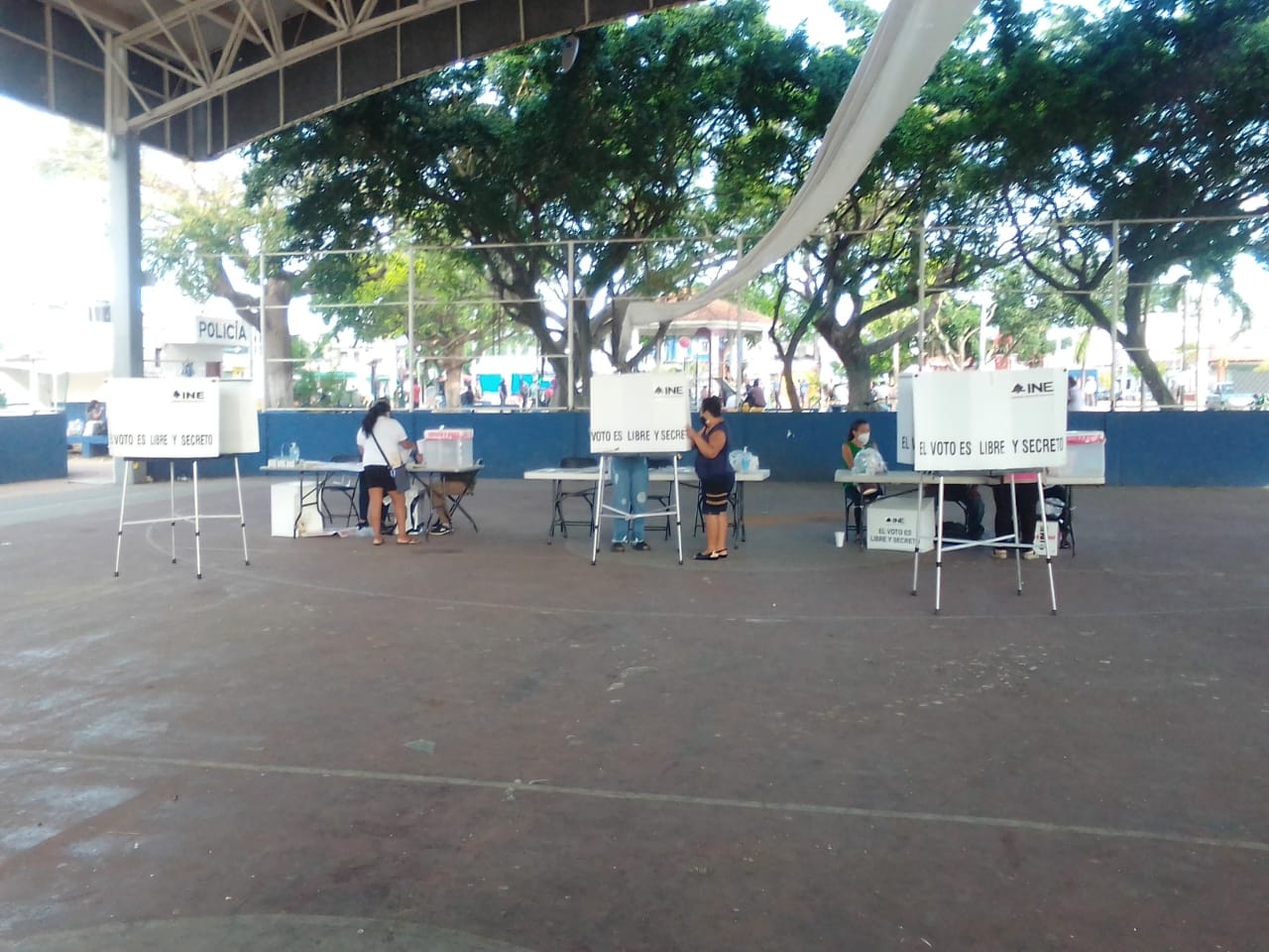 Revocación de Mandato: Ciudadanos de Playa del Carmen acuden a emitir su voto
