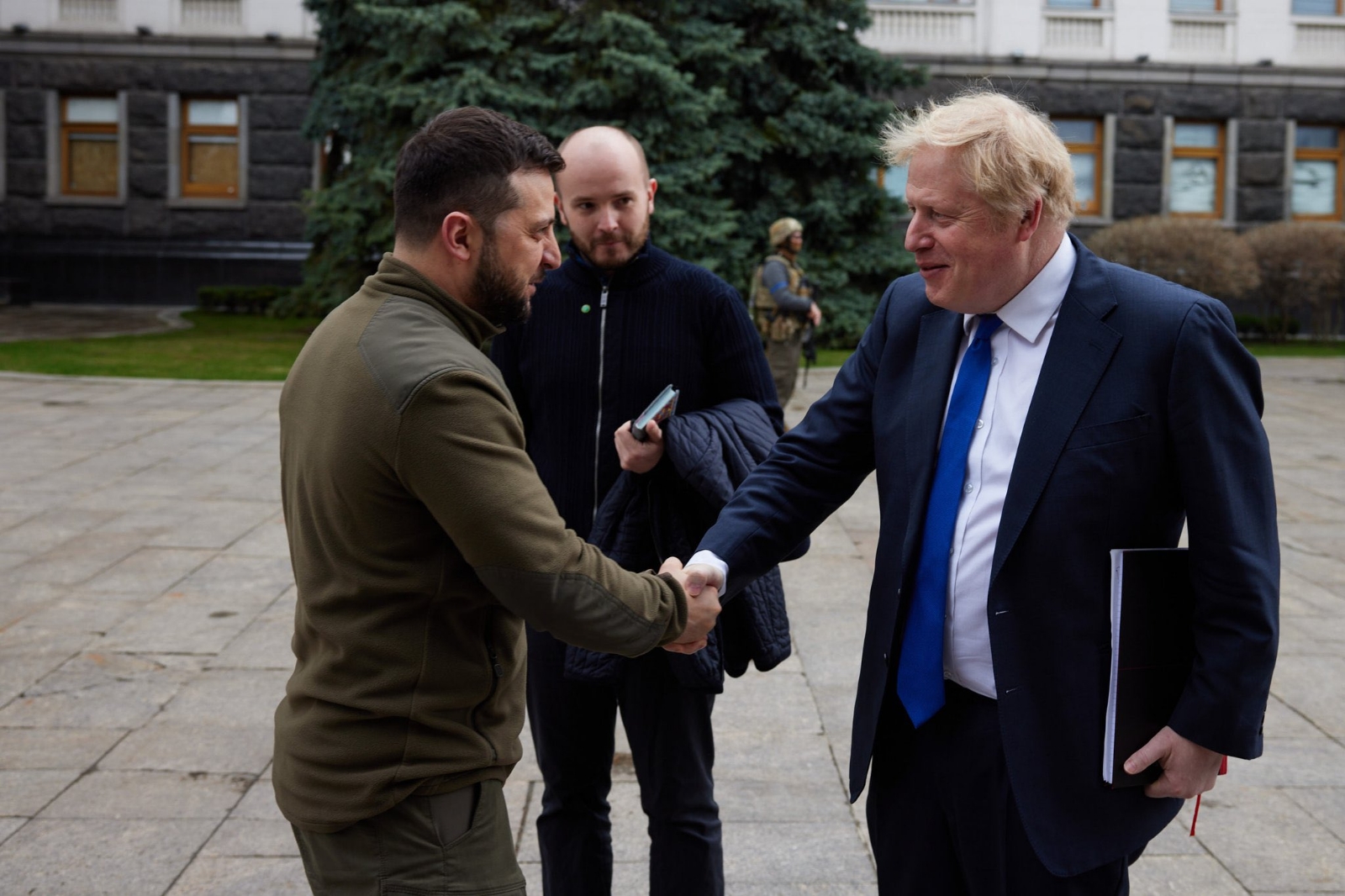 Boris Johnson se reúne con Zelenski en Ucrania, Reino Unido ofrece tanques y misiles