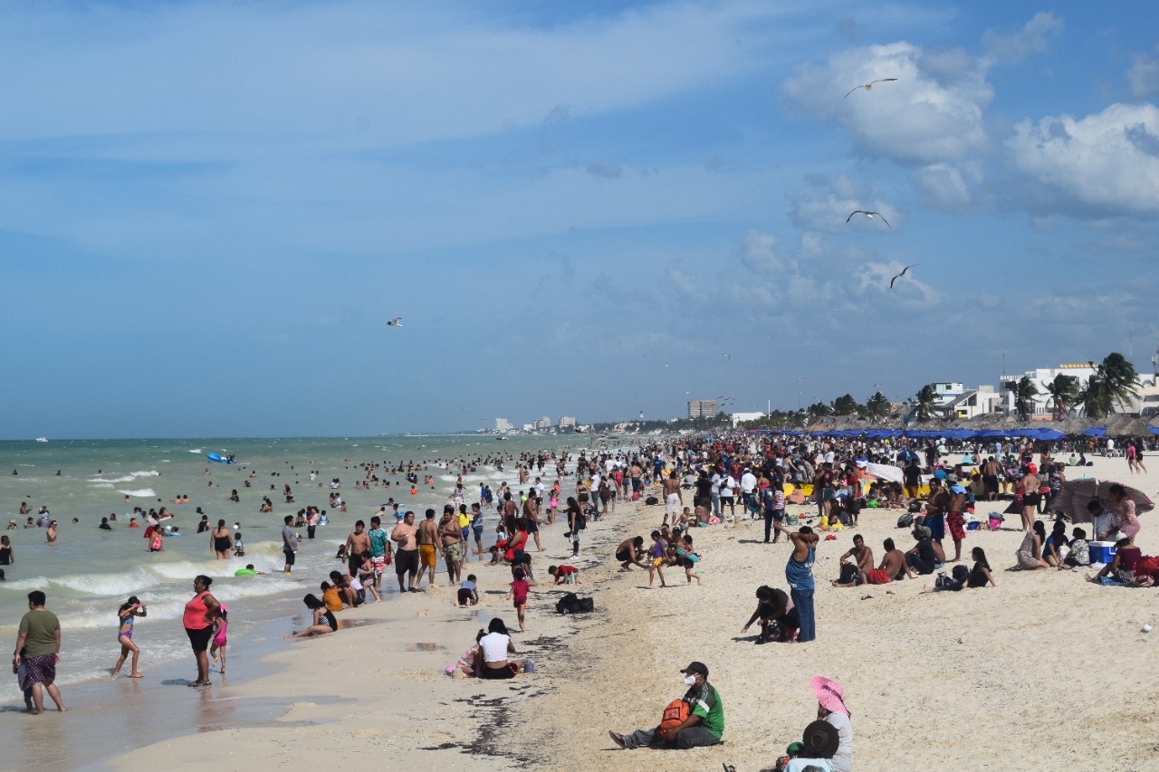 Más 10 mil bañistas llegan a la Playa de Progreso en Domingo de Ramos: EN VIVO
