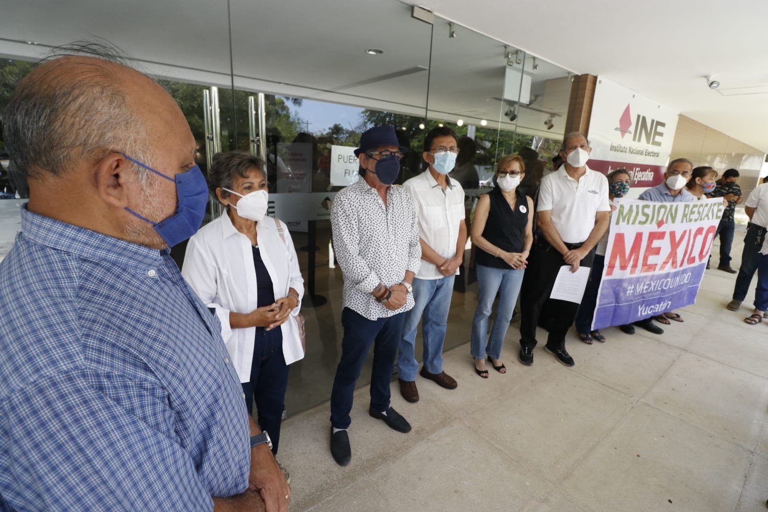 Asociaciones civiles protestan afuera del INE durante la Revocación de Mandato en Yucatán