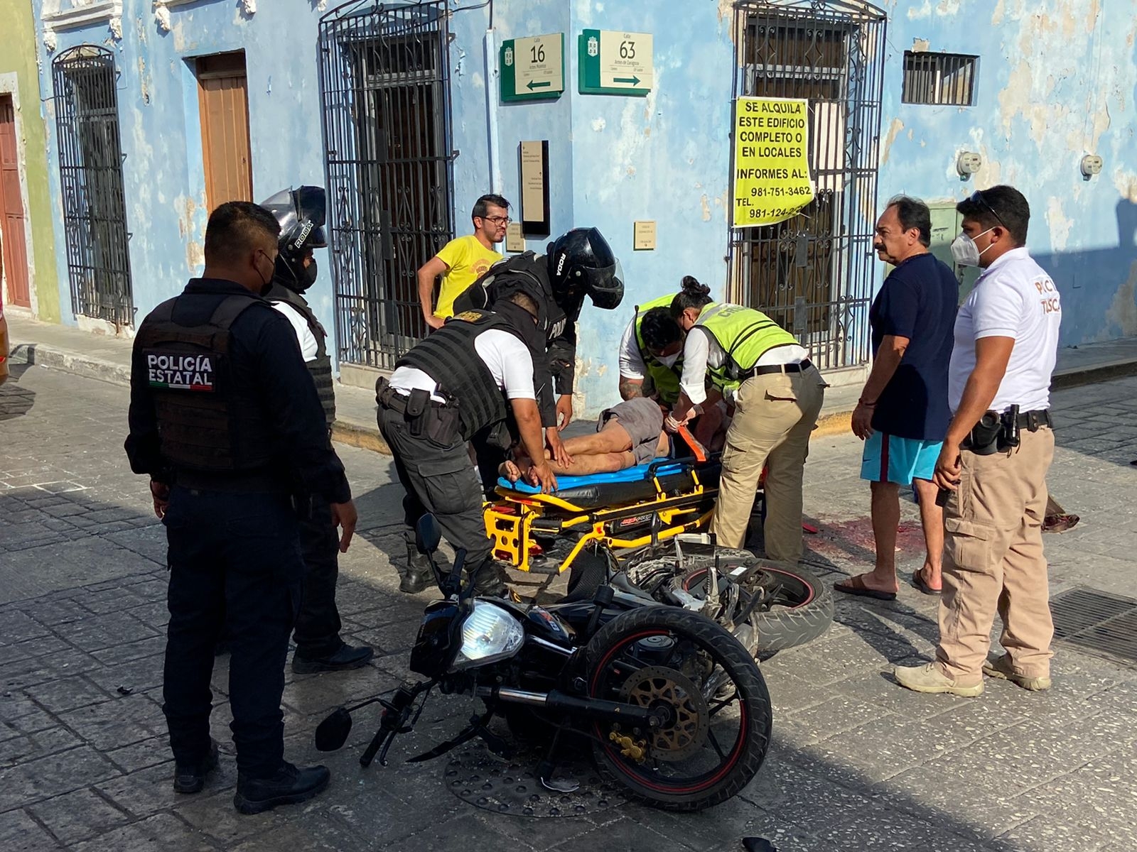 Motociclista choca con un auto y termina con el cráneo fracturado en Campeche