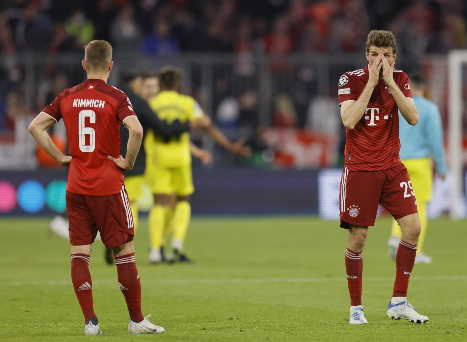 Jugadores del Bayer Múnich no aceptan la derrota ante el Villarreal en la Champions League