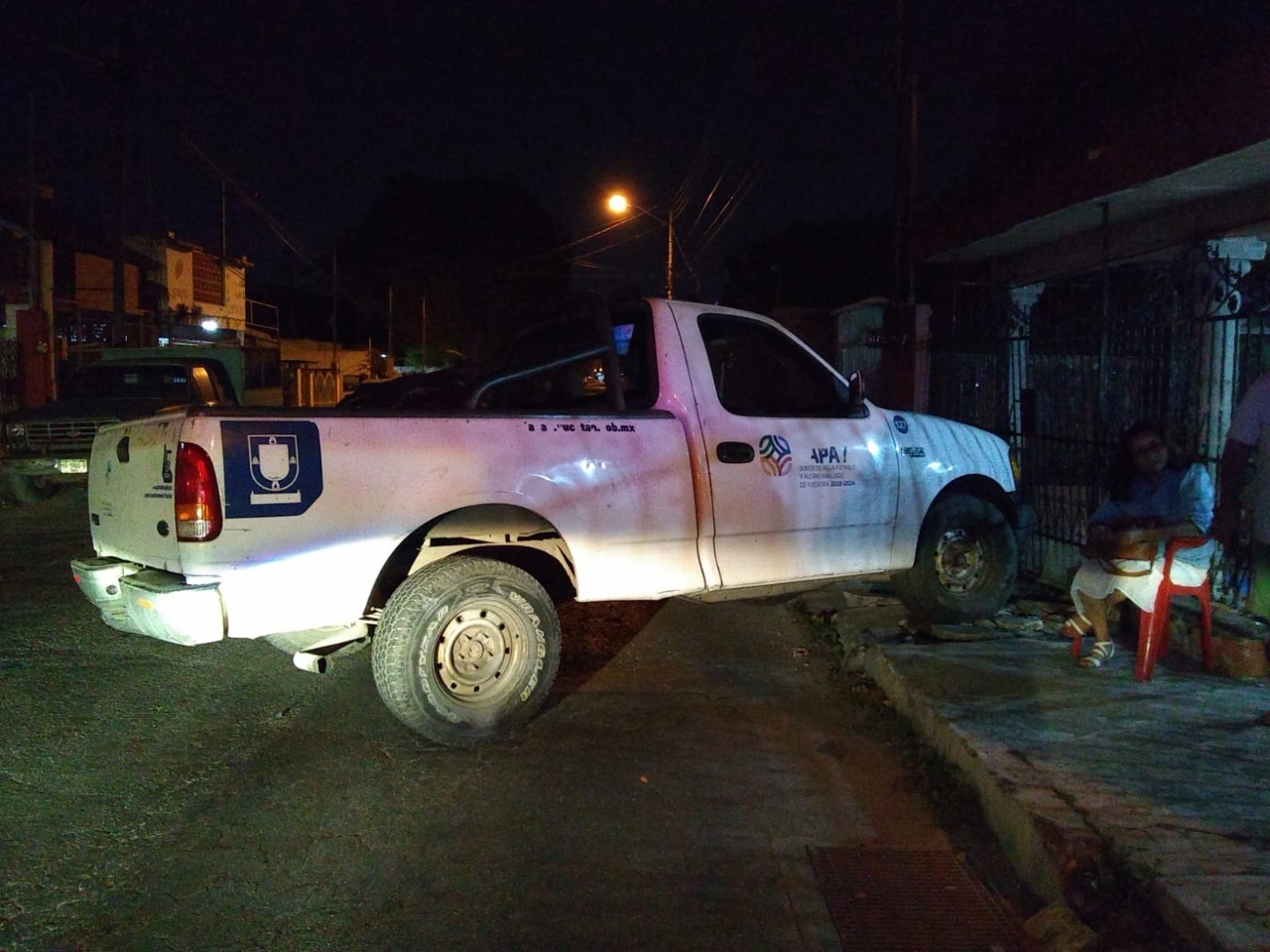 Impactan camioneta de la Japay y se estrella contra una casa en Mérida