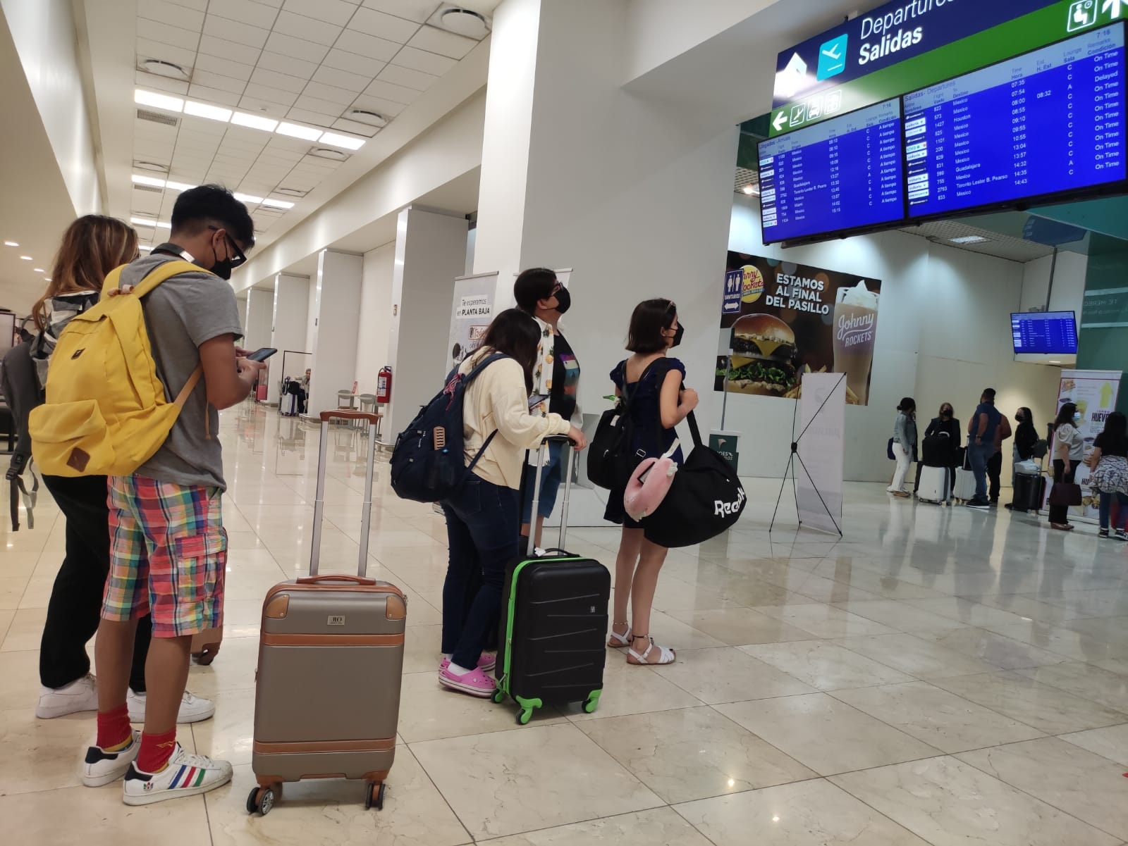 De los 33 vuelos, 12 son los vuelos programados de llegada al aeropuerto de Mérida