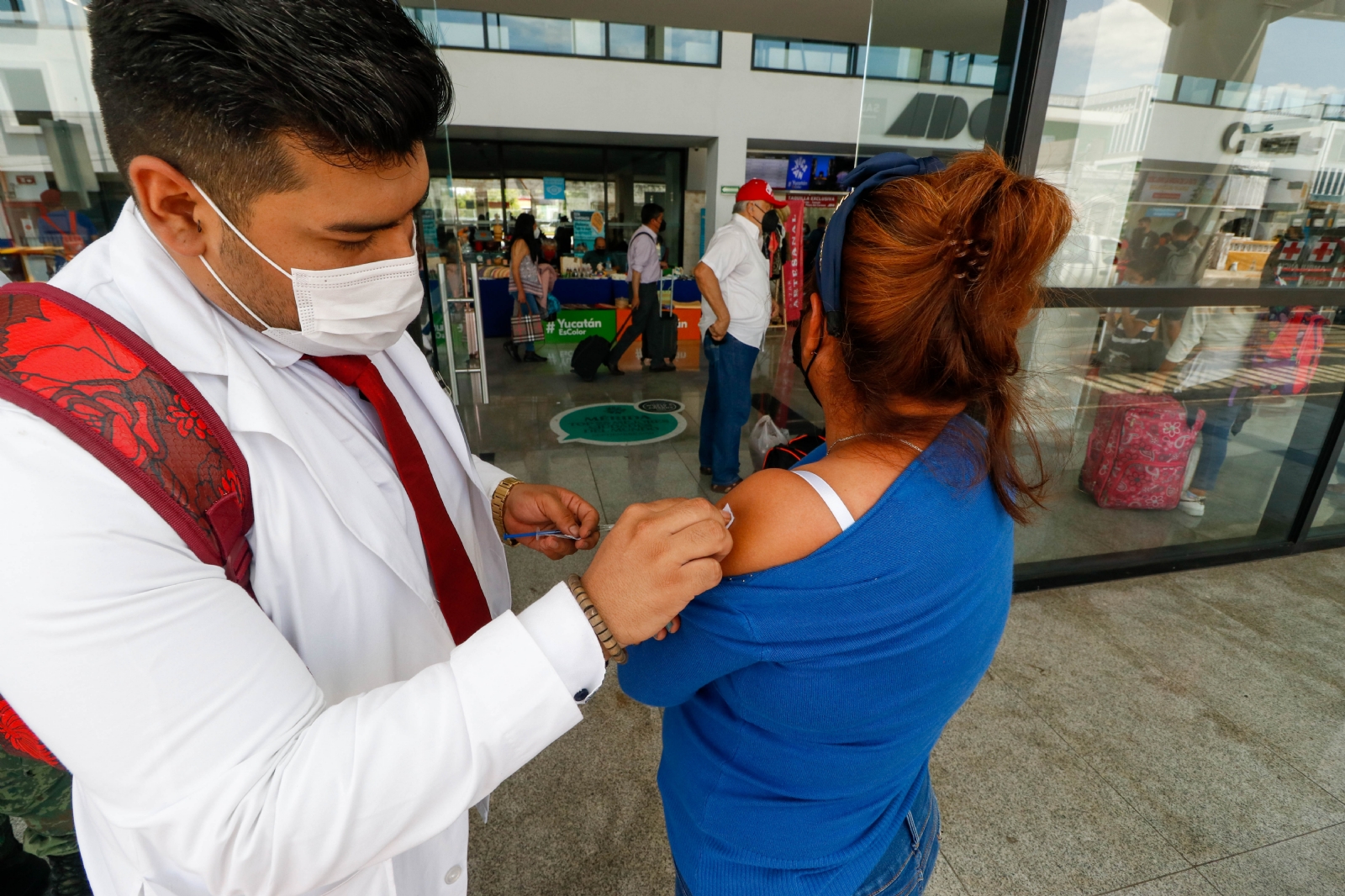 Militares aplican vacuna contra el COVID-19 en terminal de autobuses de Mérida