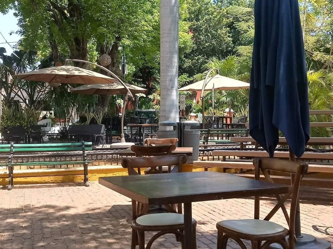 Exhiben al restaurante 'Búfalo Wings & Beer' por 'adueñarse' del parque de Santa Lucía en Mérida