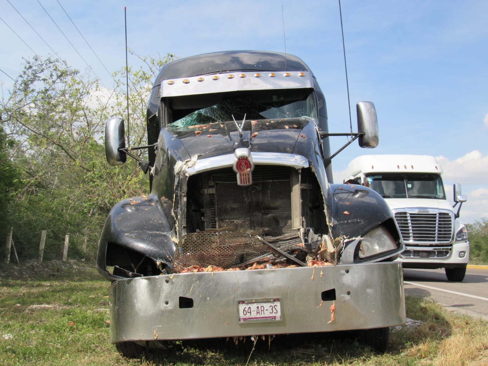 Conductor de tráiler se duerme y provoca accidente en la carretera Mérida-Campeche