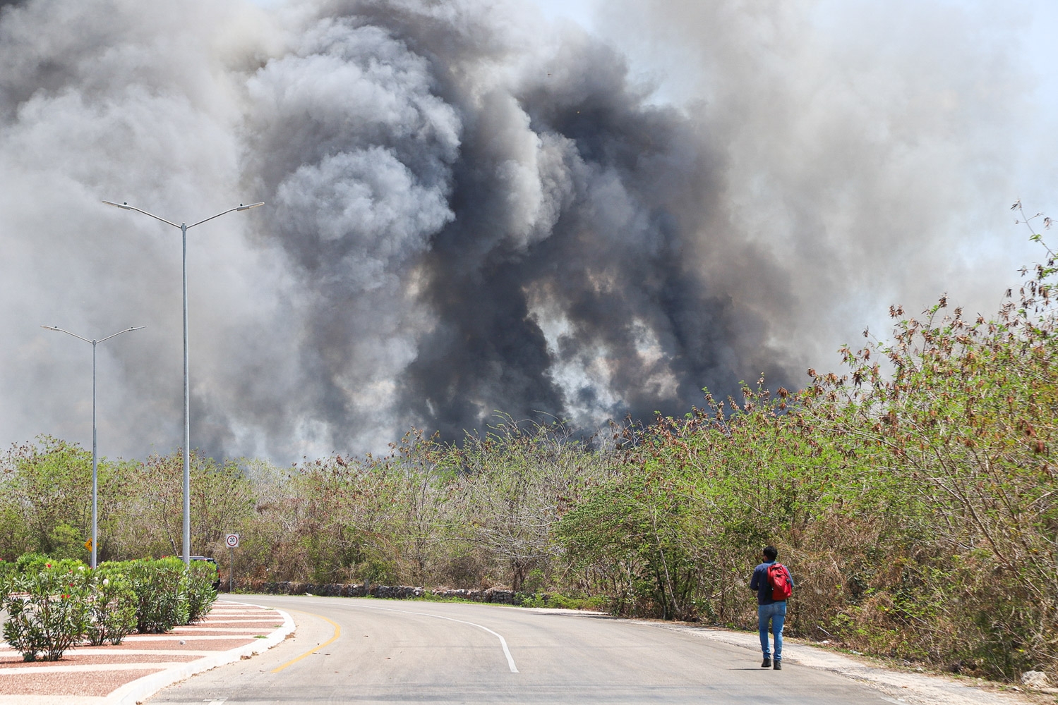 Protección Civil registra 225 incendios en Yucatán; quema de basura, la principal causa