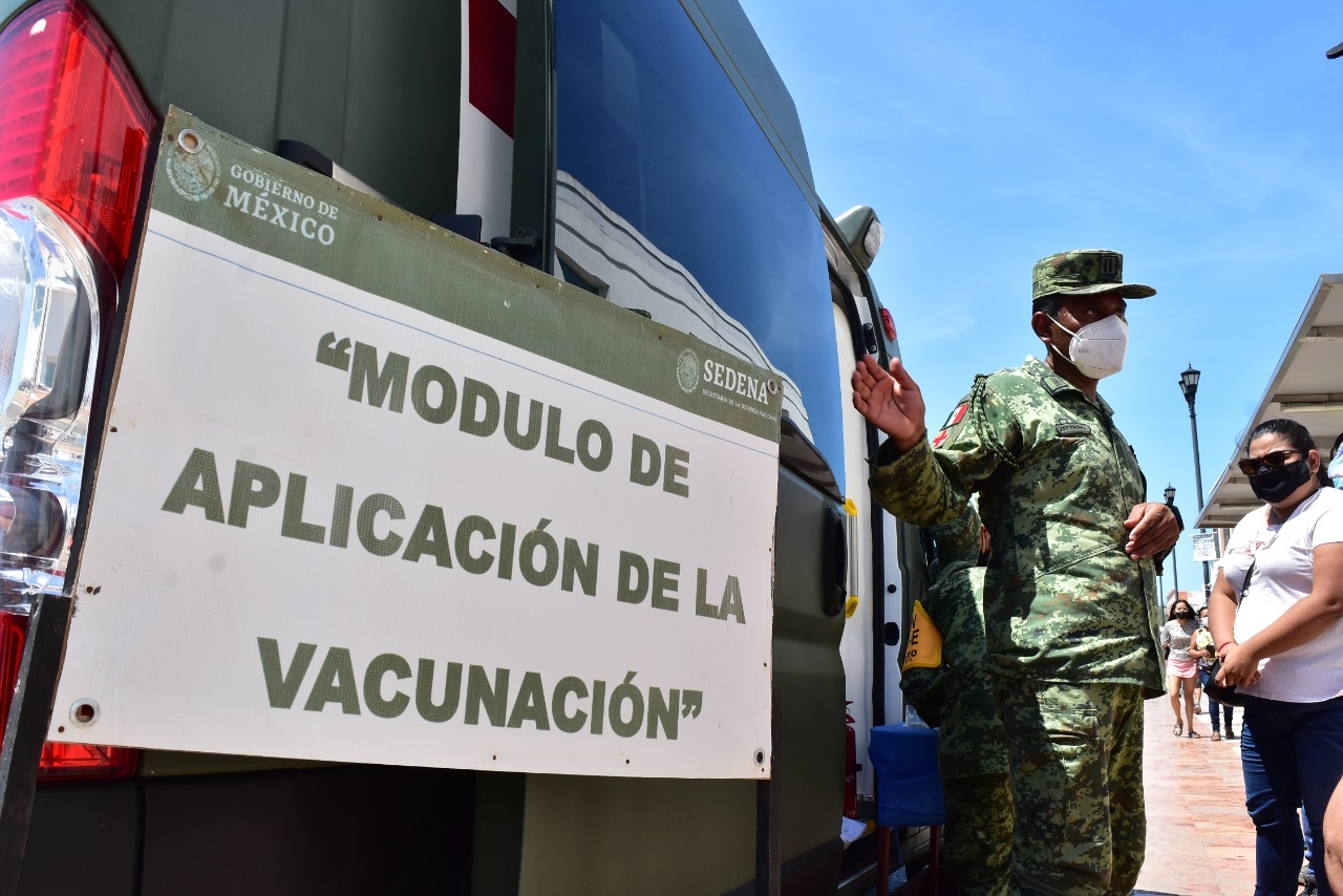 Militares realizan jornada intensiva de vacunación en espacios públicos de Campeche