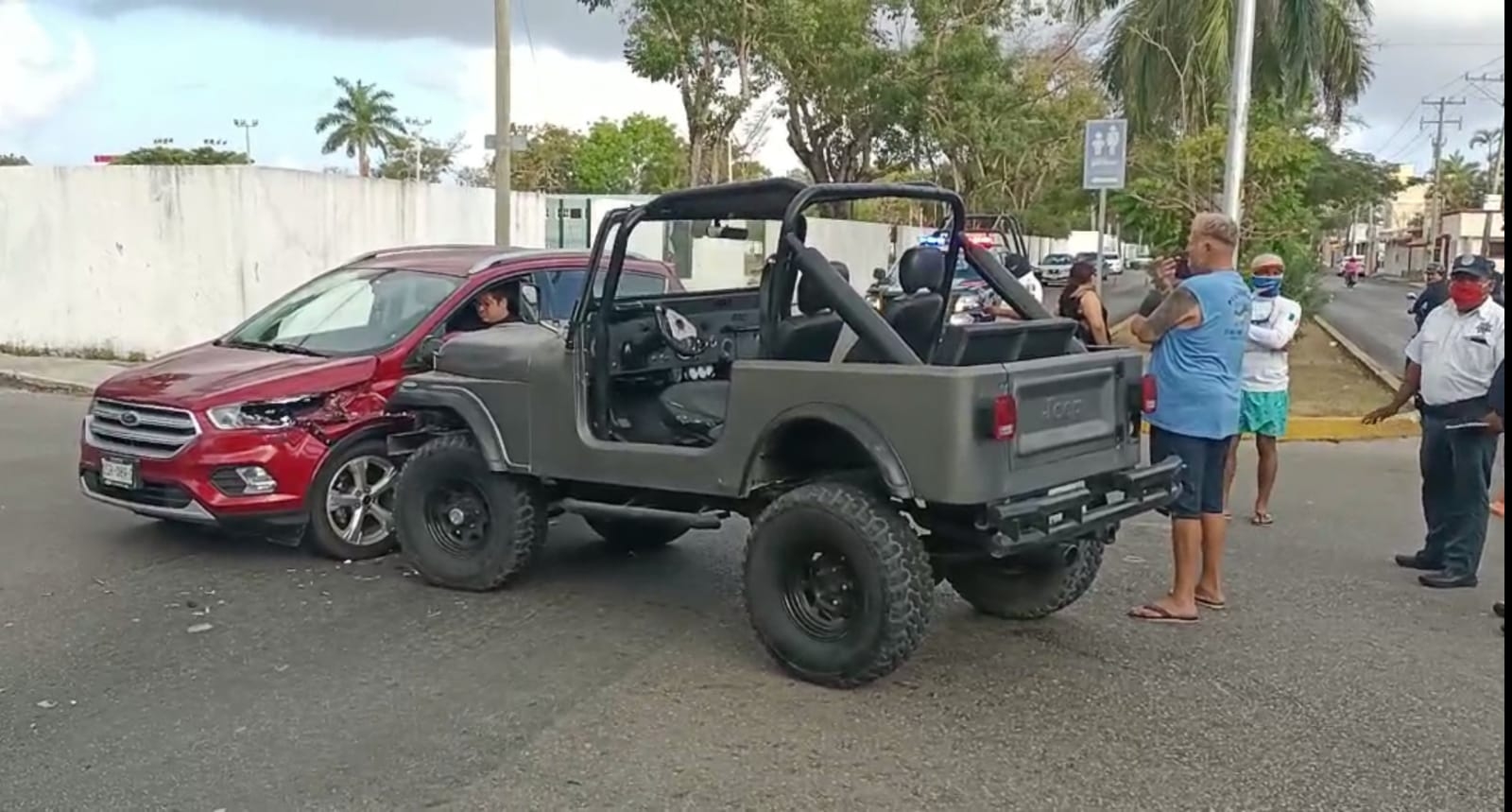 Los conductores de ambos vehículos en Cozumel resultaron ilesos, mientras las unidades registraron daños considerables