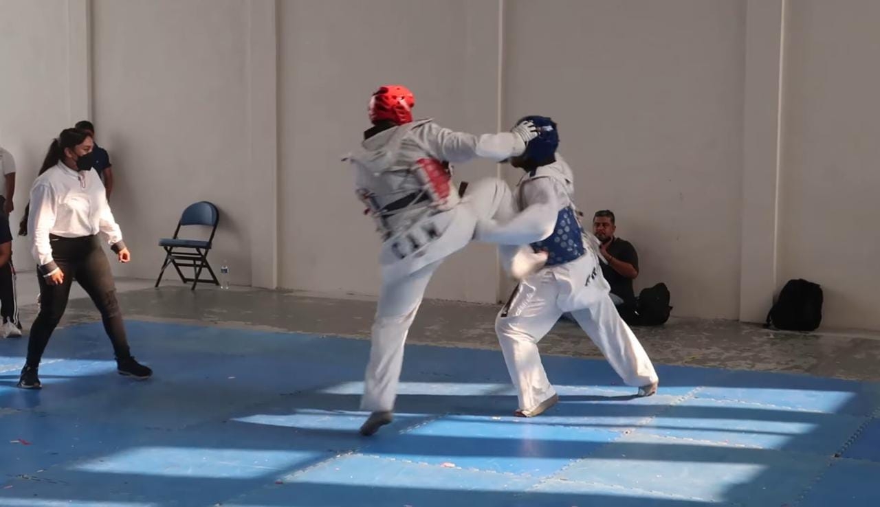 El estudiante Israel Martínez, de Administración y finanzas, practica la disciplina de taekwondo