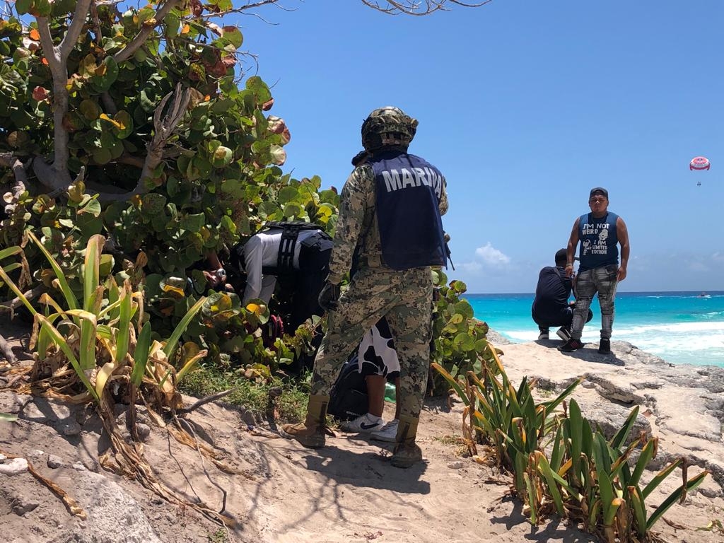 Detienen a un bañista por traer droga en Playa Gaviota Azul de Cancún: VIDEO