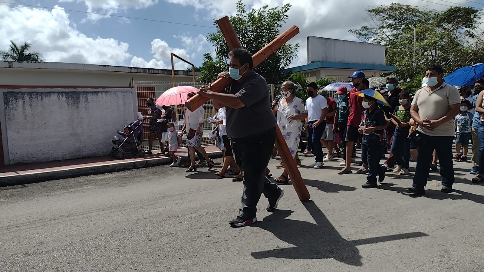 En Felipe Carrillo Puerto, las personas seguían a quien cargaba la cruz, durante el recorrido del Viacrucis este Viernes Santo