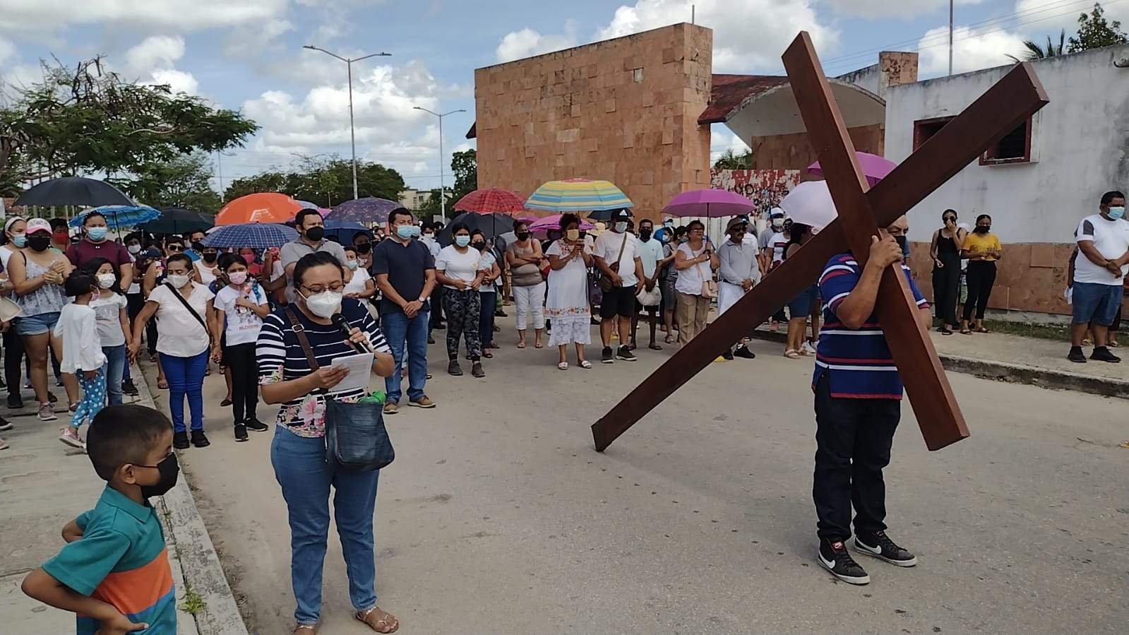 Católicos realizan el Viacrucis en playas de la Riviera Maya: EN VIVO
