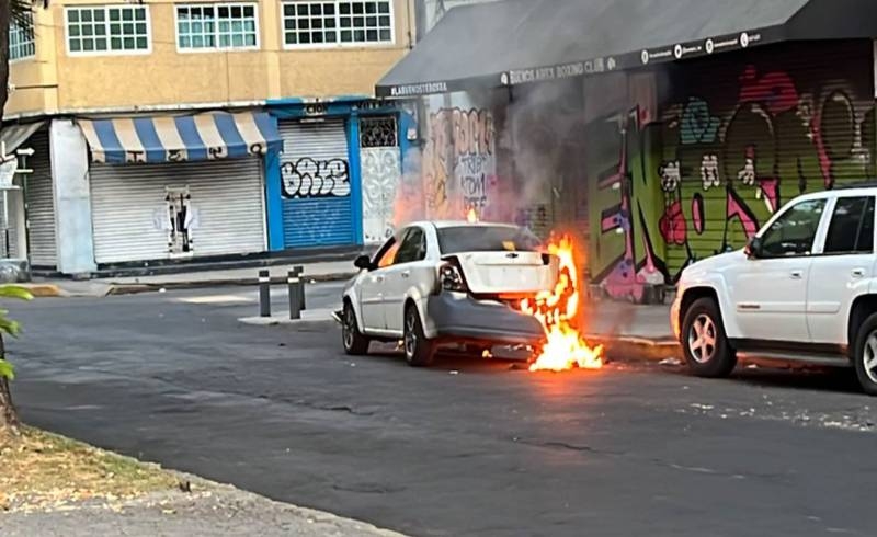 Incendian auto después de chocar contra un Mercedes-Benz en CDMX