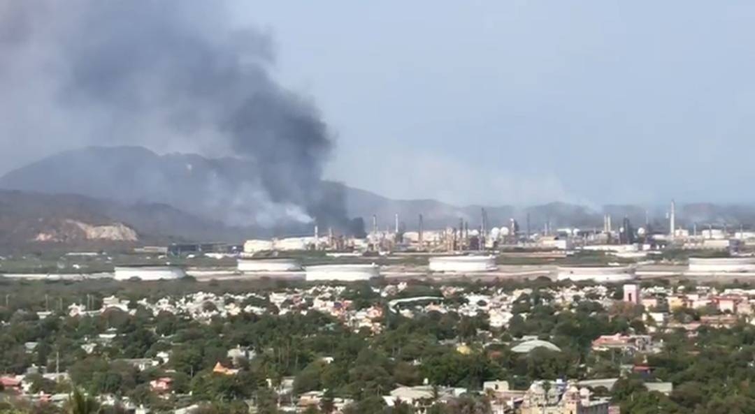 Se registra incendio en la refinería de Pemex en Salina Cruz, Oaxaca