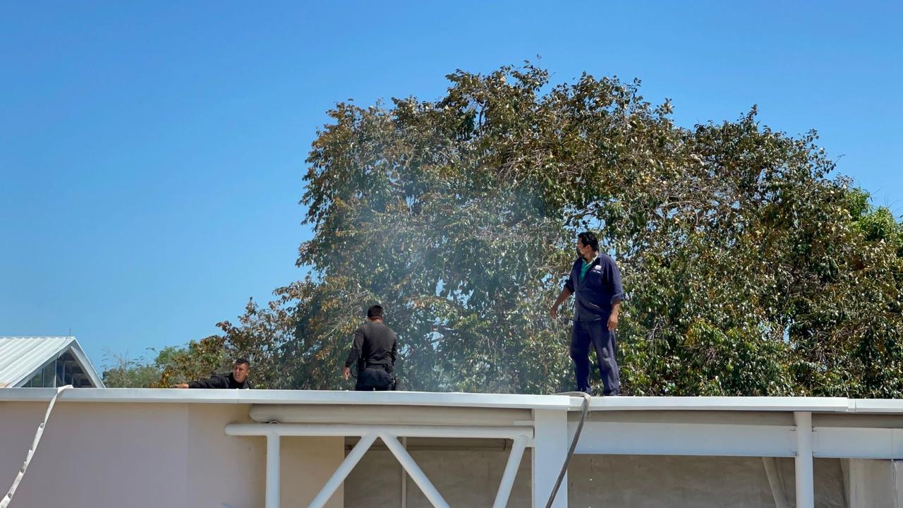 Incendio por quema de basura moviliza a bomberos en supermercado de Campeche