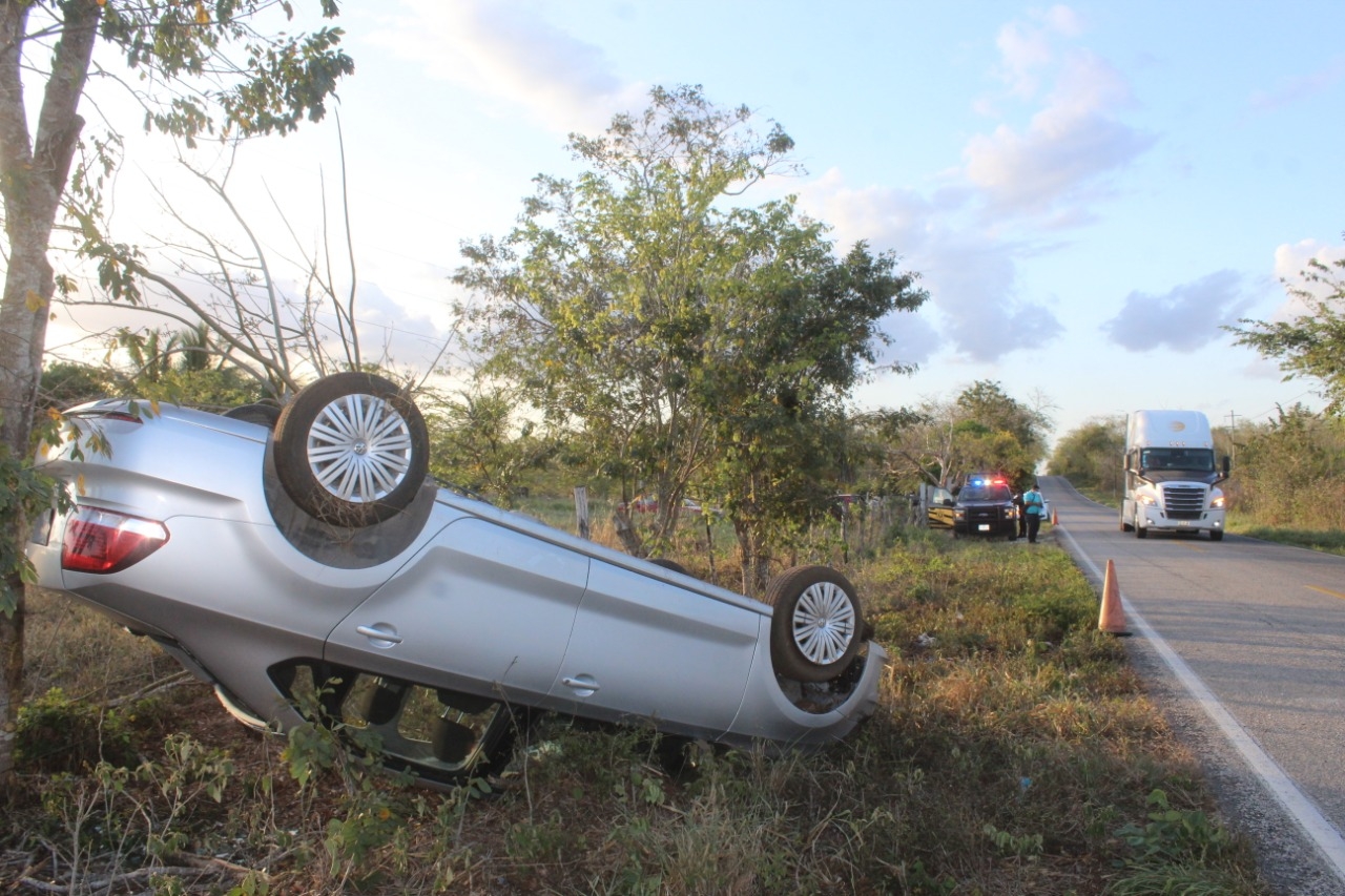 Automóvil termina volcado en la Carretera Tizimín-Río Lagartos; no encontraron al conductor