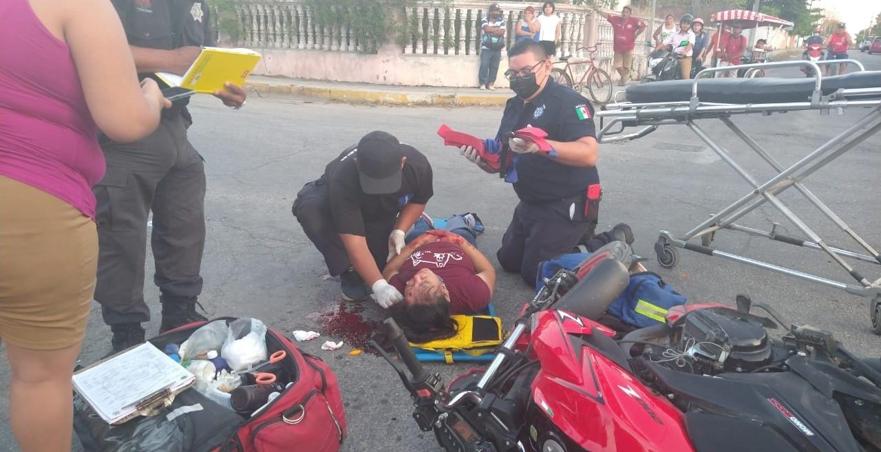 Mujer sufre aparatoso accidente en moto en Motul; su estado de salud es grave