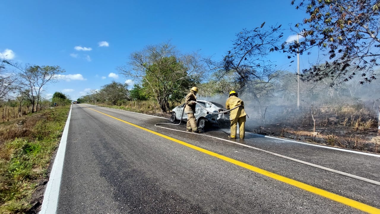 Auto se incendia en la carratera Tizimín-Río Lagartos; SSP cierra el paso en la zona