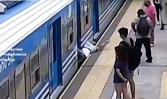 Mujer cae a las vías del Metro y logra vivir: VIDEO