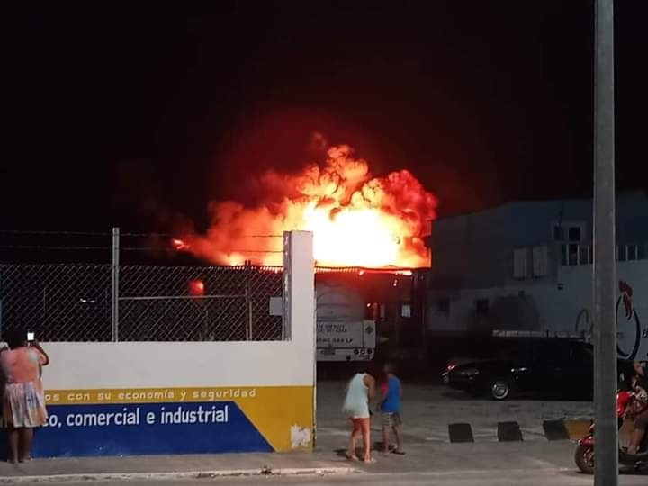 Gran incendio acaba con una maquiladora en Champotón, Campeche