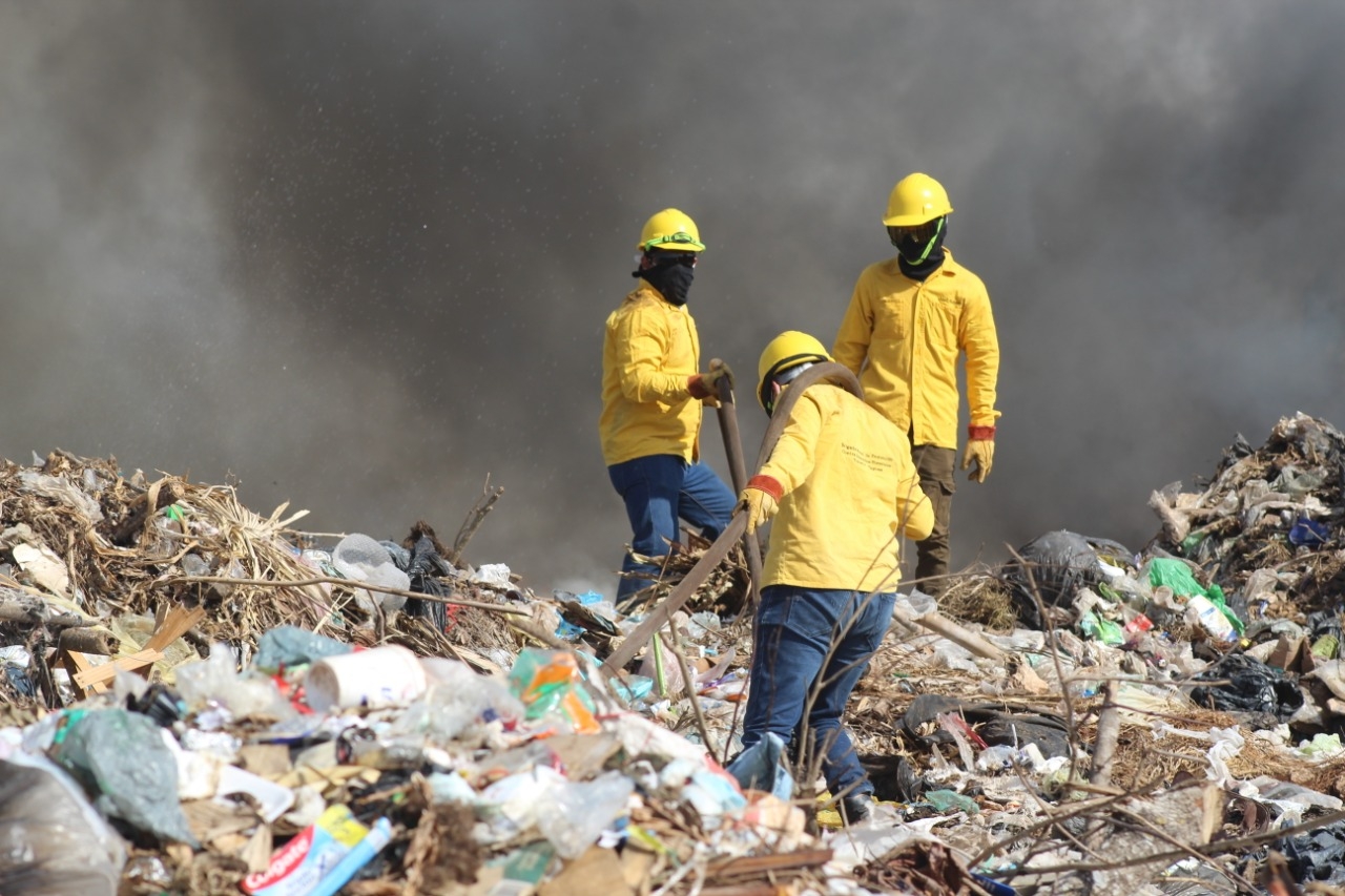 Fuego arrasa con basura del relleno sanitario de Tizimín