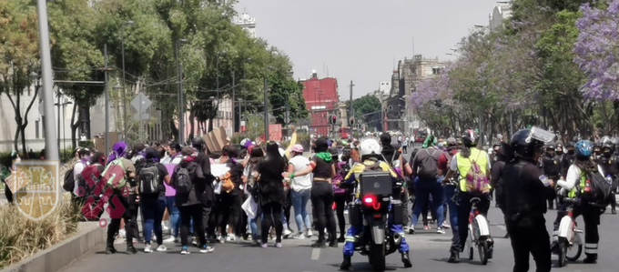 Feministas queman un muñeco de cartón como protesta en el Zócalo de la CDMX