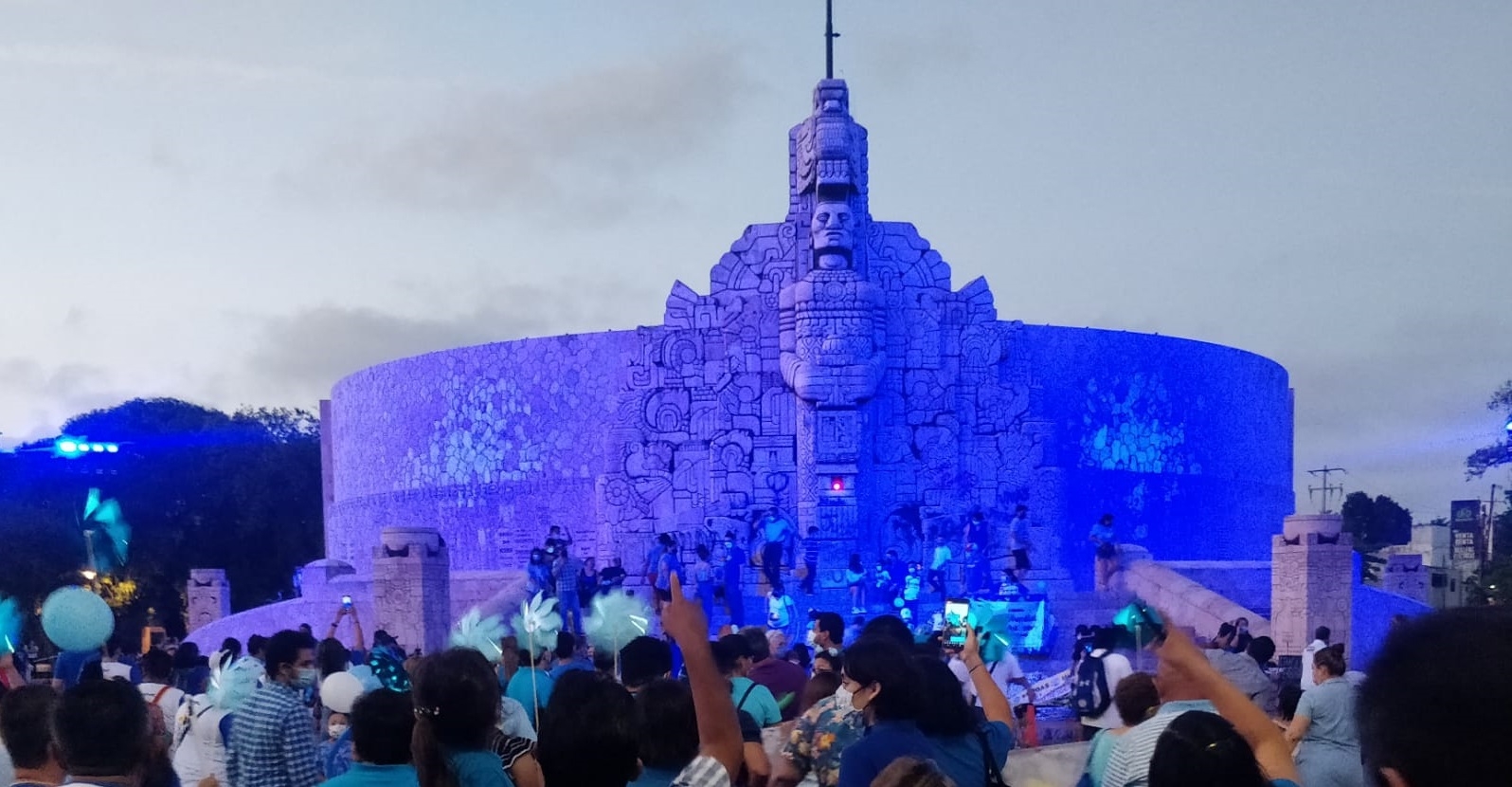 Monumento a la Patria de Mérida se pinta de azul por el Día Mundial del Autismo
