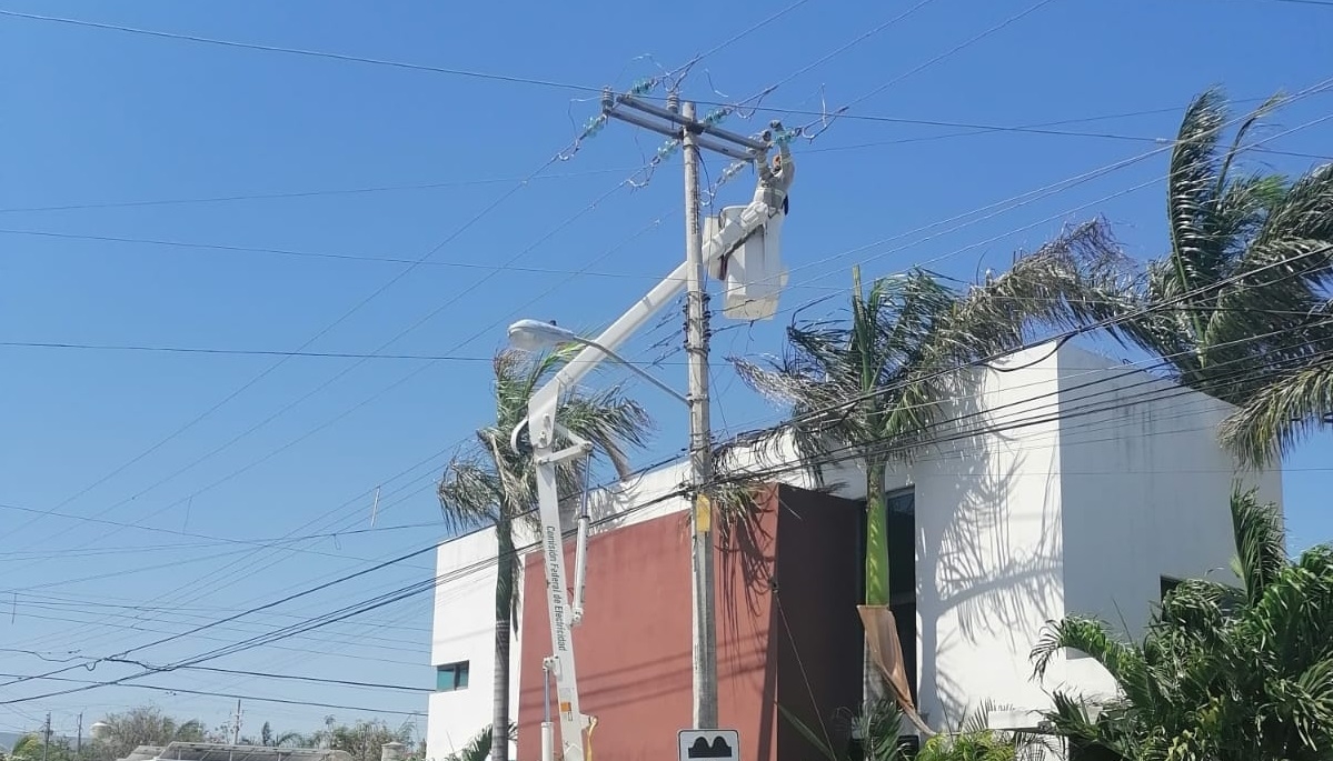 La CFE se encuentra reemplazando parte de cableado de los postes en Mérida