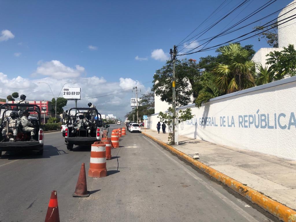 Detienen a dos personas armadas y los trasladan a la FGR en Cancún