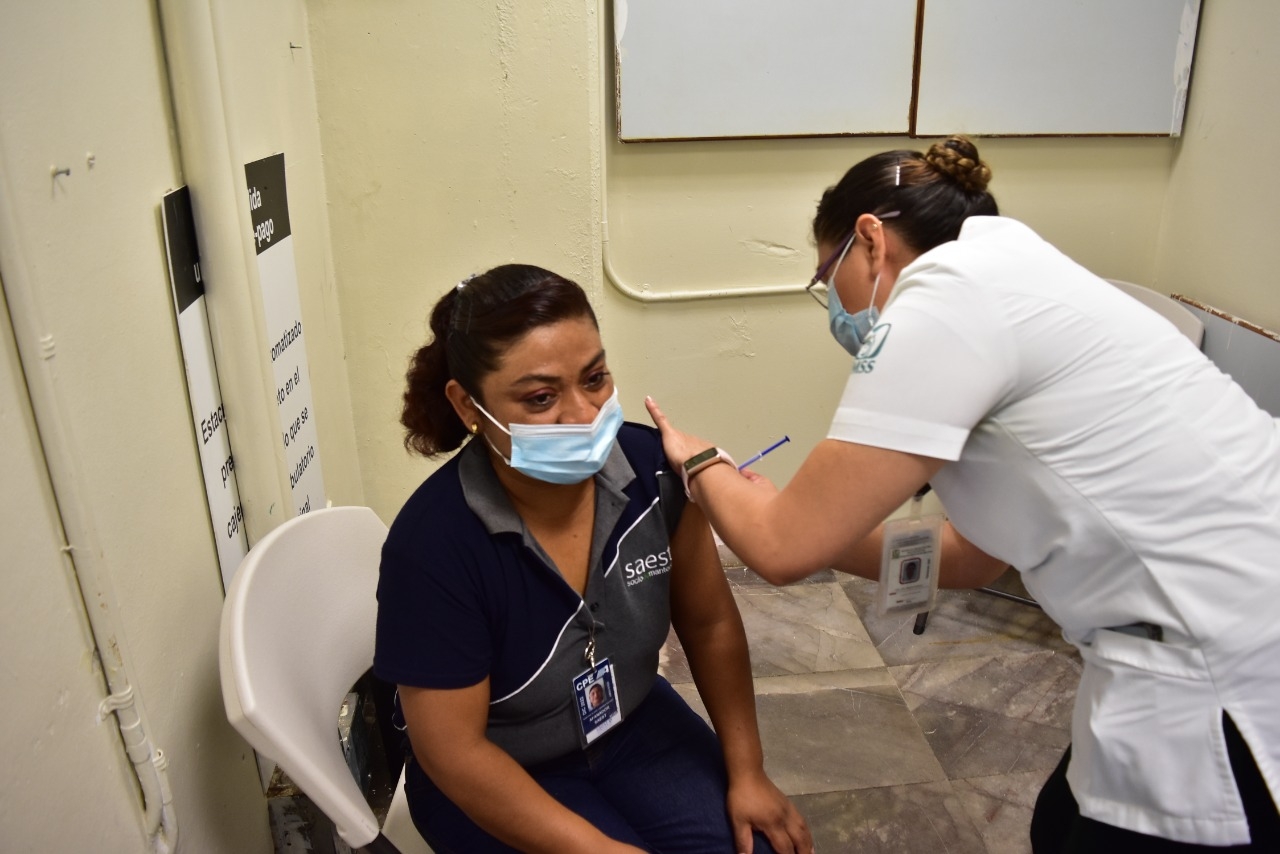 IMSS coloca módulo de vacunación contra el COVID-19 en el aeropuerto de Campeche