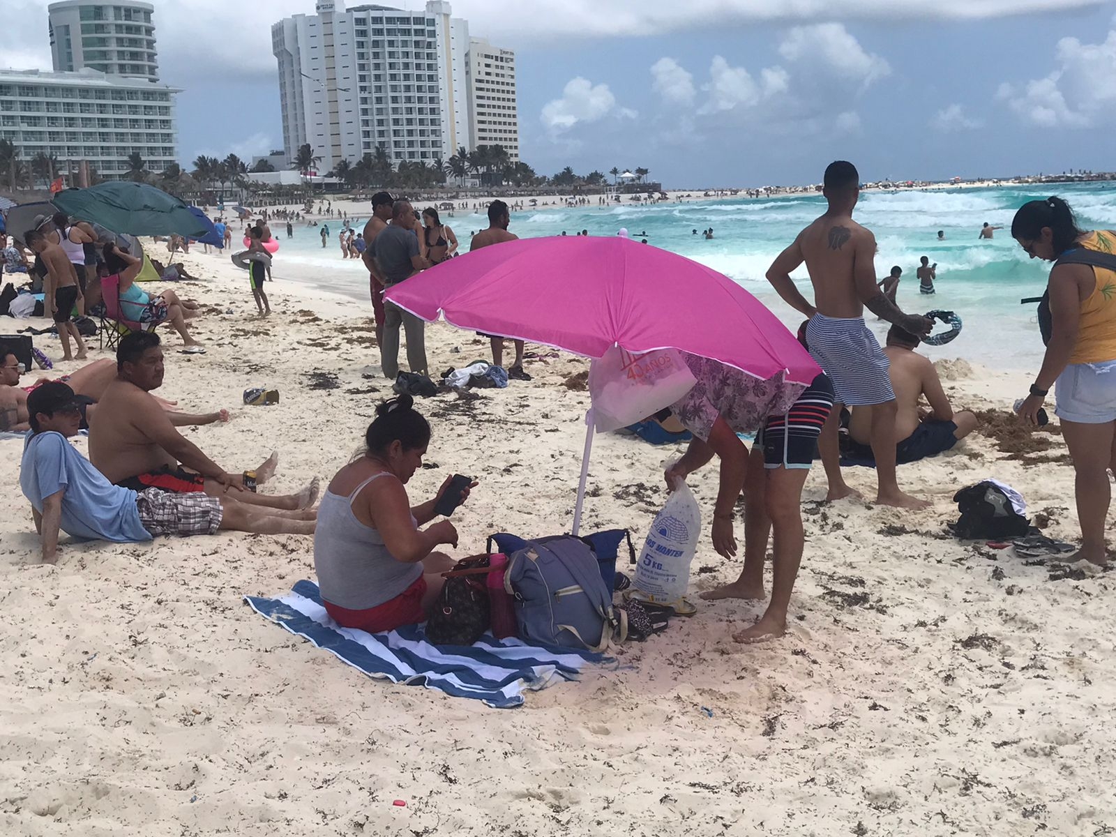 Con sombrillas, toallas y bebidas, bañistas se acomodaron en el arenal para disfrutar del sol