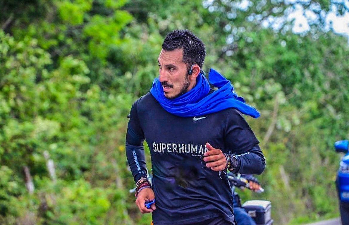 Daniel Almanza, 'Superhuman', llega a Cancún; recorrió seis mil kilómetros