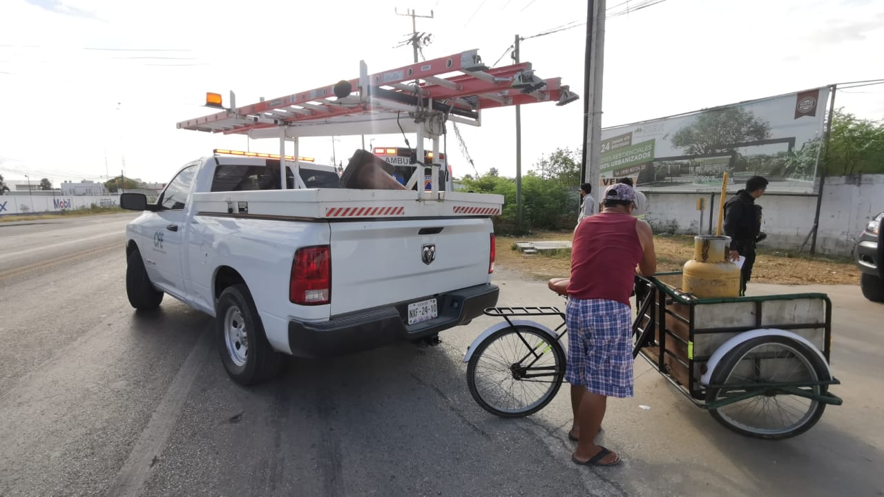 Camioneta de la CFE atropella a una pareja de abuelitos en Ciudad del Carmen