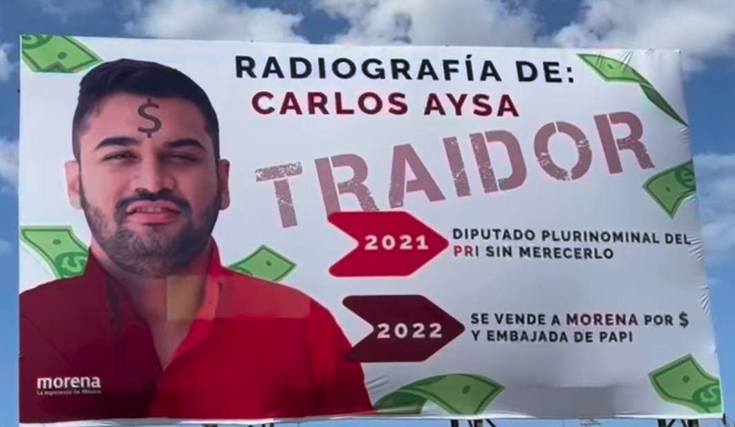 Con lona en el Periférico de Mérida, acusan al hijo de Carlos Aysa de 'traidor'