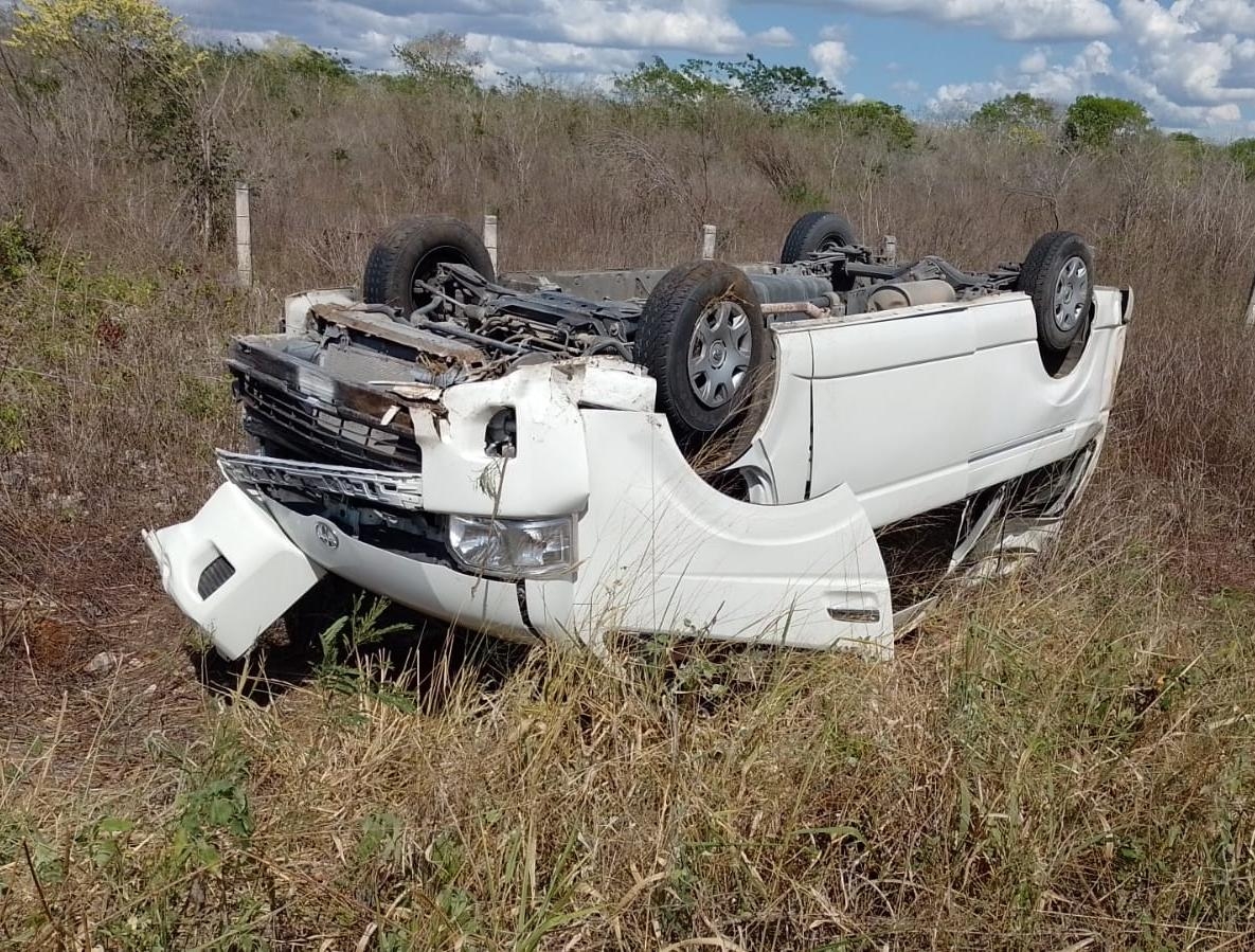 Conductor se duerme y despierta con el carro volcado en la carretera Mérida-Campeche
