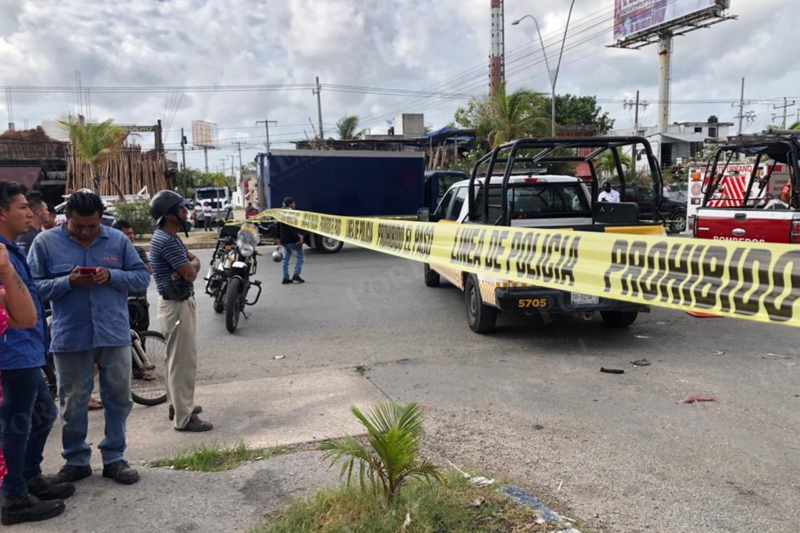 Elementos policiacos y bomberos acudieron al sitio del accidente para tratar de rescatar al conductor que quedó atrapdo dentro de su coche en Cancún