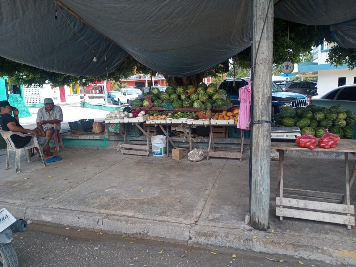Roban dos mil pesos en frutas y verduras en Escárcega