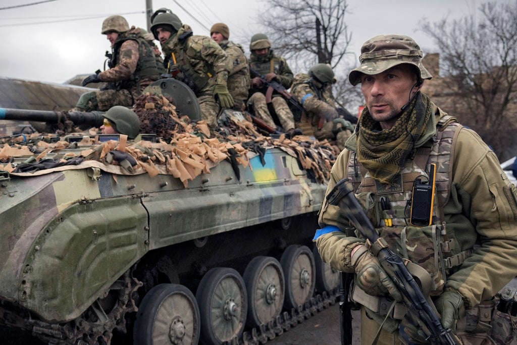 Rusia envía ataques al este de Ucrania y mantiene sitio en Azov