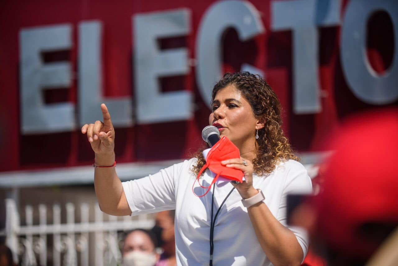 Leslie Hendricks Rubio es la hija del exgobernador de Quintana Roo, Joaquín Hendricks Díaz; el PRI la arropó para ser su abanderada en los comicios de este 5 de junio