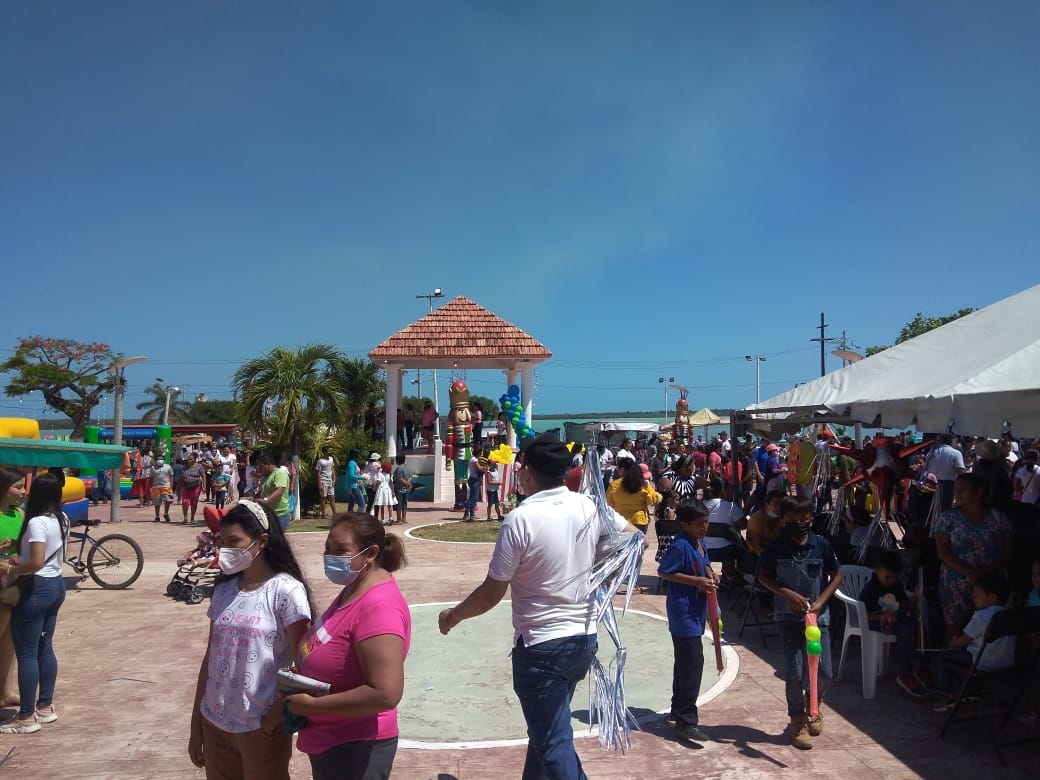 Padres e hijos se aglomeran durante festival por el Día del Niño en Sabancuy