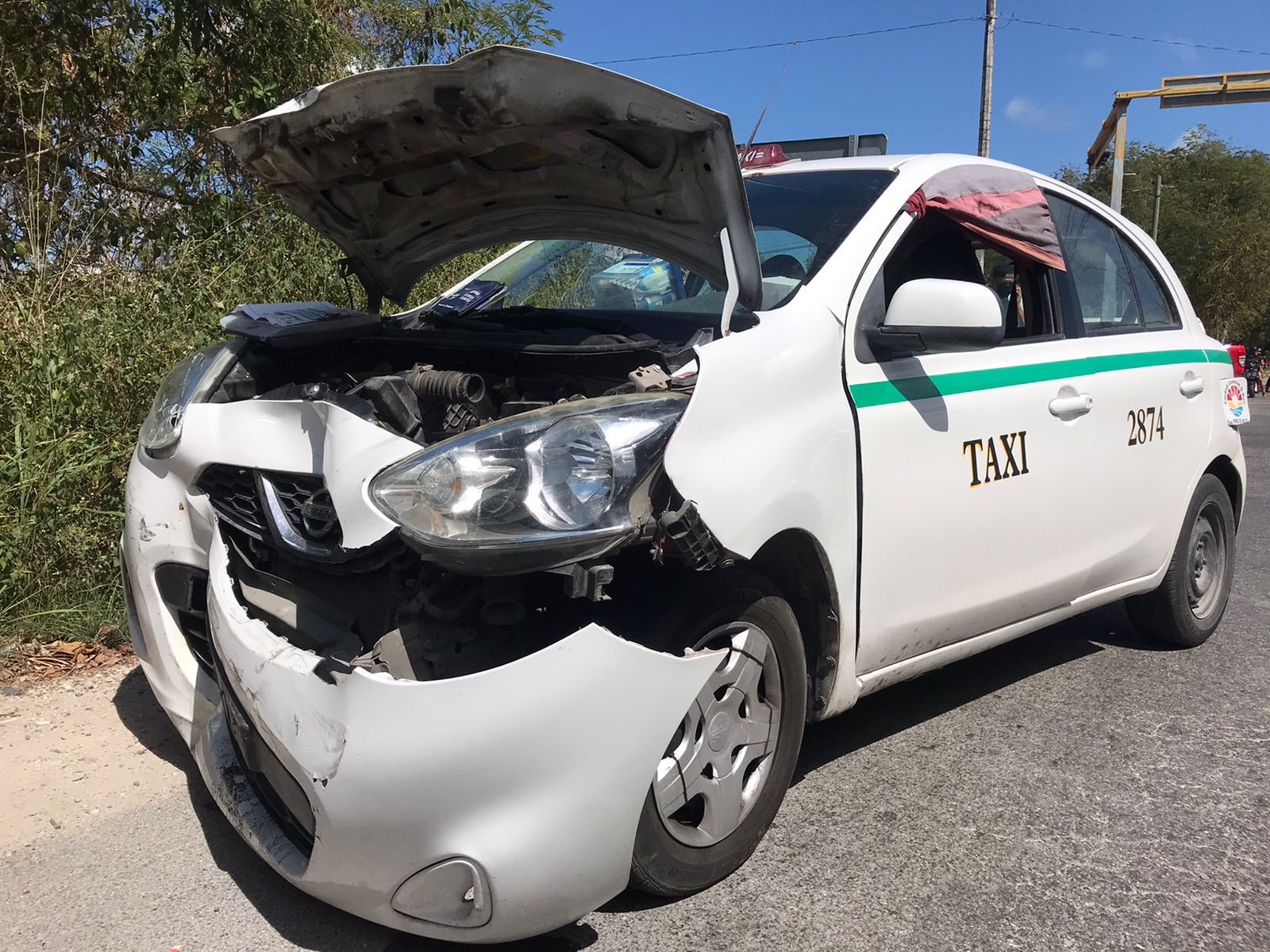 Automovilista choca contra un taxi en Cancún; calculan 45 mil pesos en daños