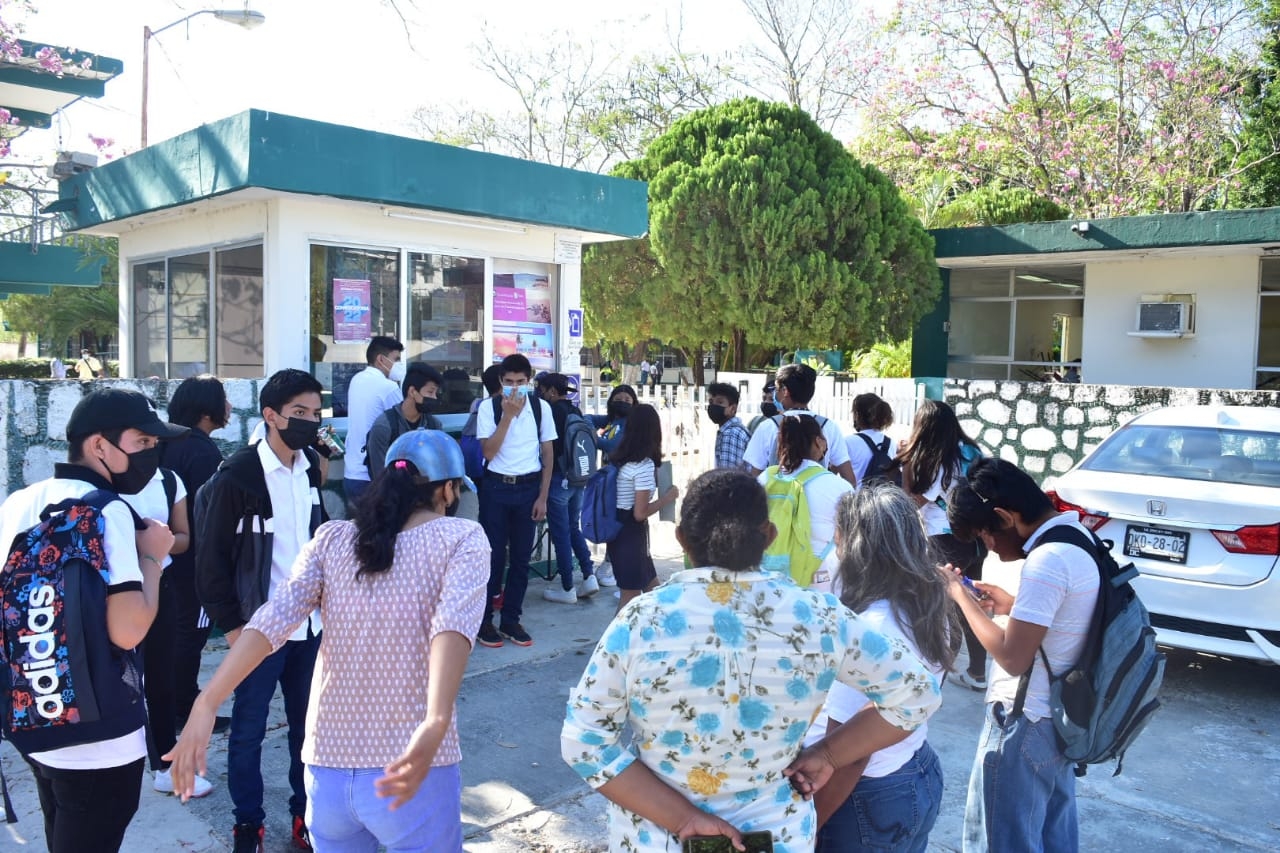 Alumnos del Conalep Campeche protestan tras despido del Director