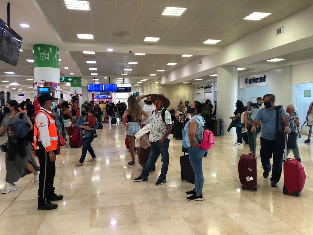 Atrasan vuelos a EU y Canadá en el aeropuerto de Cancún este lunes: VIDEO