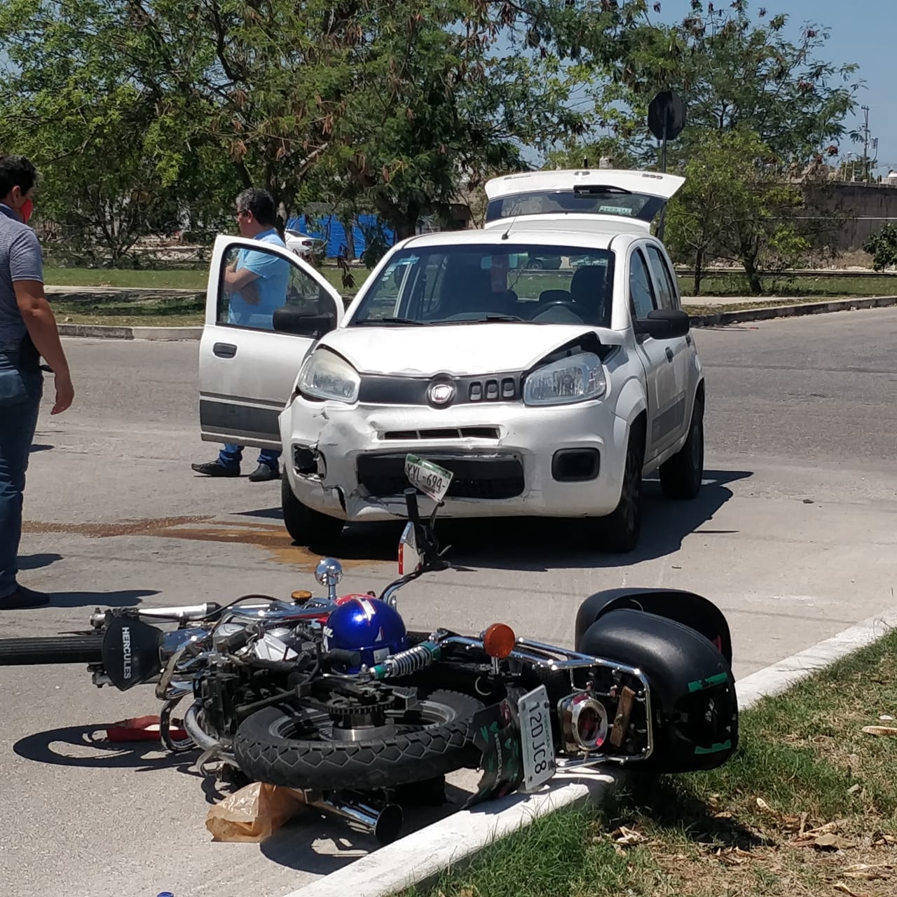 Por no respetar cruzamiento, motociclista termina en hospital en Mérida